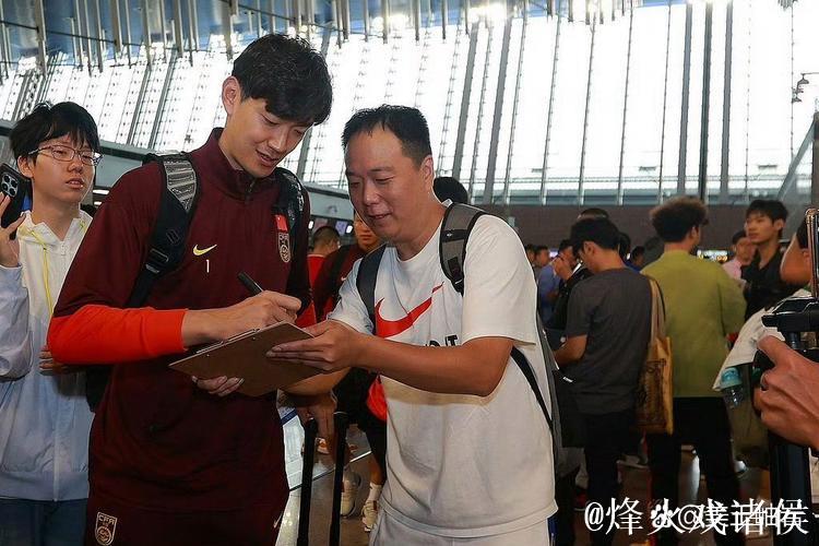 国足星夜抵达雅加达 客战印尼主力框架已形成